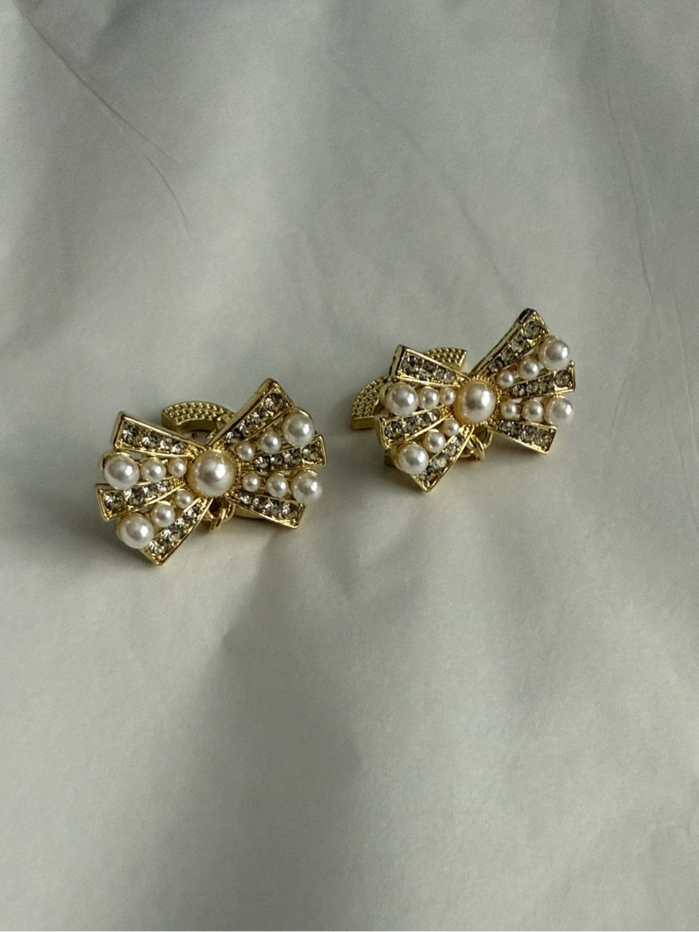 Source Unknown Gold Bow Pearl Cluster Earrings